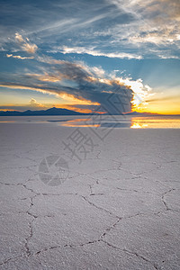 沙拉尔德乌尤尼盐滩的日落沙漠和高平原玻利维亚图片