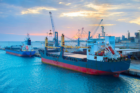 日出时的工业港口视图全球的高清图片素材