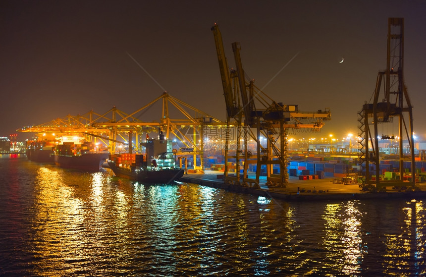巴塞罗纳工业港的夜景西班牙图片