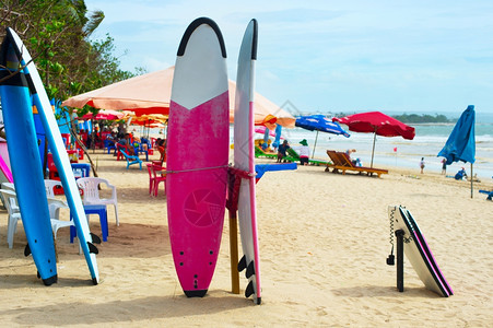 巴利岛印度的库塔海滩上冲浪板和滑图片