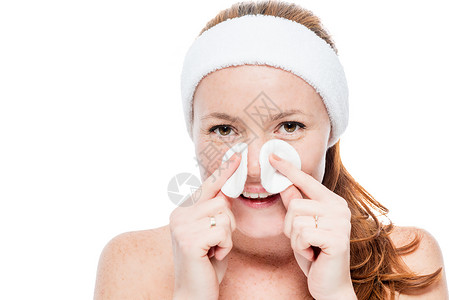 女人用白色的棉垫擦脸图片