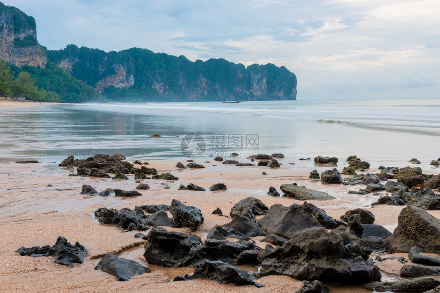 泰国海滩的尖石图片