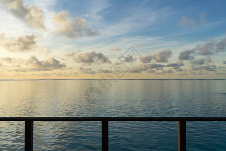 大海背景和木质围栏图片