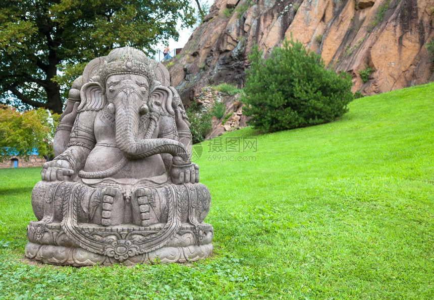 Ganesh雕像由石头制成背景是美丽的山地花园图片