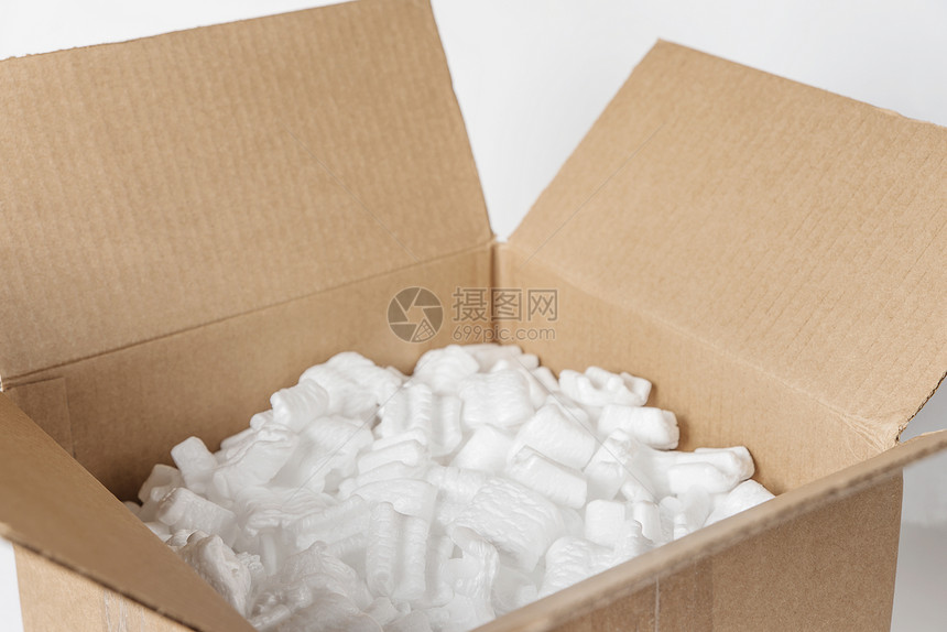 打开的纸板箱装满白背景近身的聚苯乙烯泡沫片图片