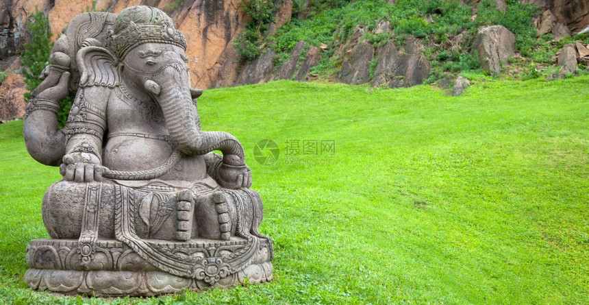 Ganesh雕像由石头制成背景是美丽的山地花园图片