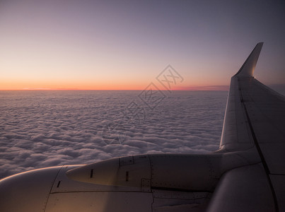 飞机在空中的飞行的美景图片