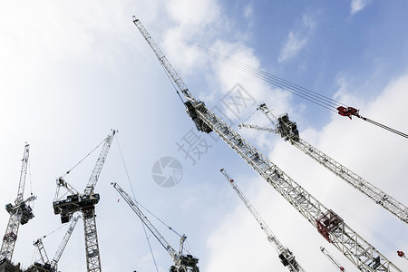 矢量起重机建筑工地上许多起重机作为蓝色天空和伦敦中心云层的色彩多双影带背景
