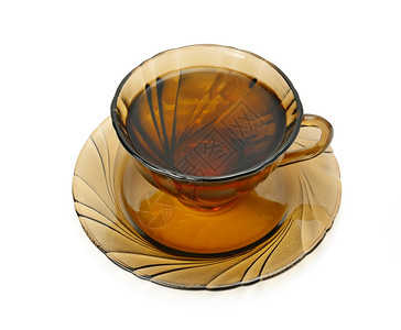 白色背景与茶叶隔绝的玻璃杯背景图片