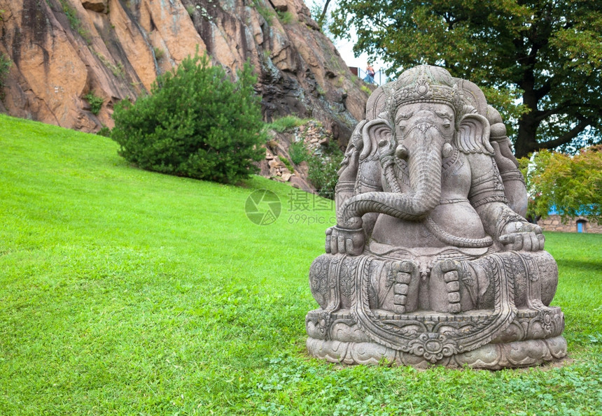 Ganesh雕像由石头制成背景是美丽的山地花园图片