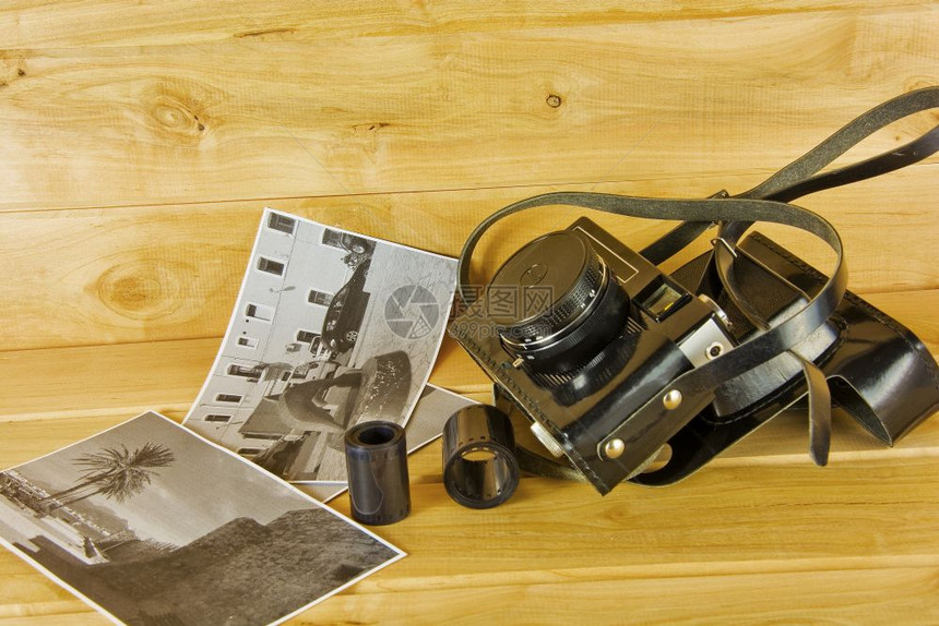 照相机胶片册和木头表面图片