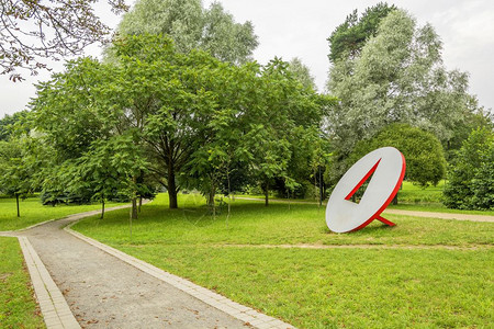安装在城市公园中的大按钮雕塑图片