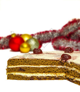 白色背景的生日蛋糕和没有焦点的带彩色球圣诞锡罐图片