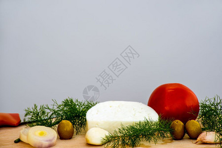 带橄榄番茄和大蒜的羊奶酪图片