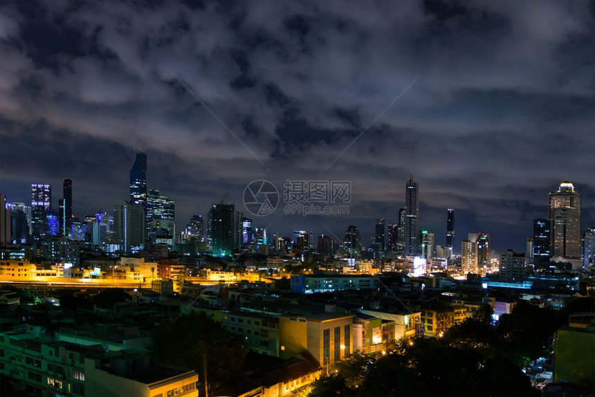 城市景色和现代建筑城市和交通在黄昏的夜光图片