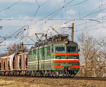 Belarusmink双机车Vl8065拖拉货运列车的图片