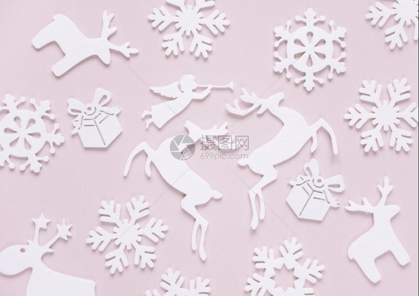 圣诞节背景由白月装饰组成雪花鹿飞行天使和粉红色背景的礼品盒圣诞节壁纸网站社交媒体企业主杂志博客艺术家等的固定结构图片
