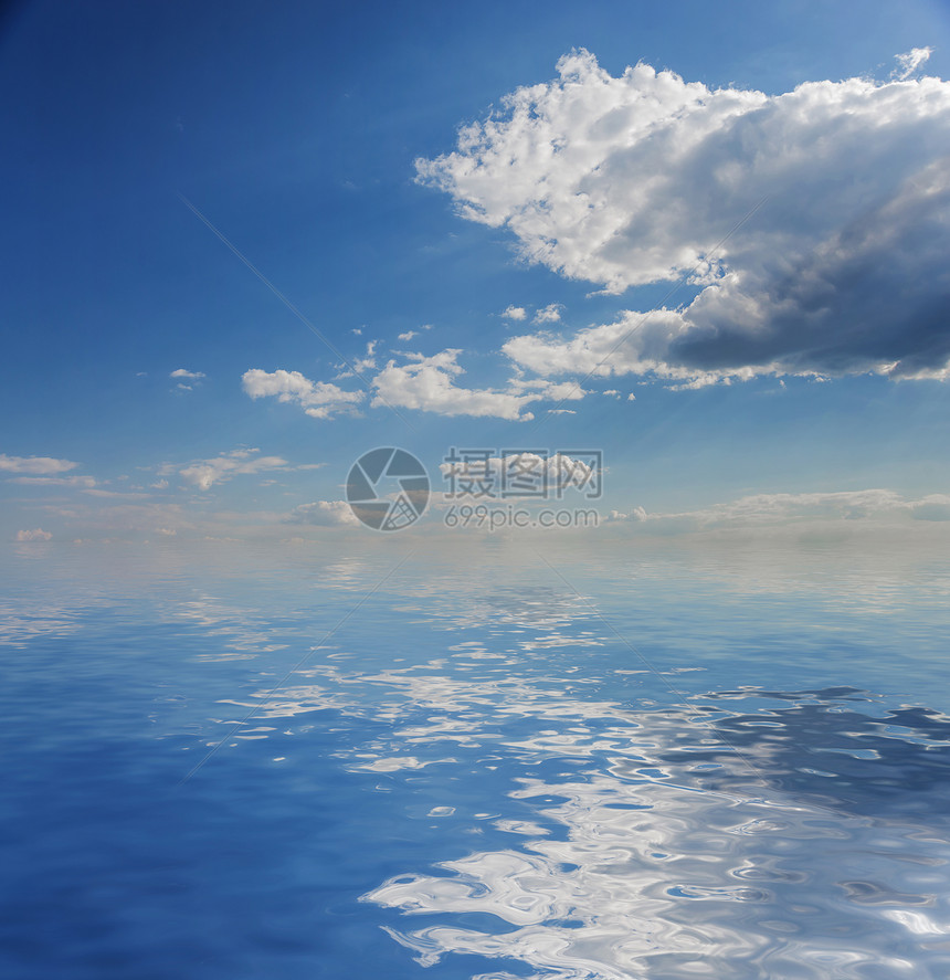 美丽的自然背景蓝色天空白云在小波浪的水面上反射蓝色天空白云和海图片