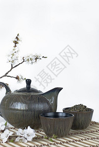 茶壶杯子和盛开的樱桃树枝图片