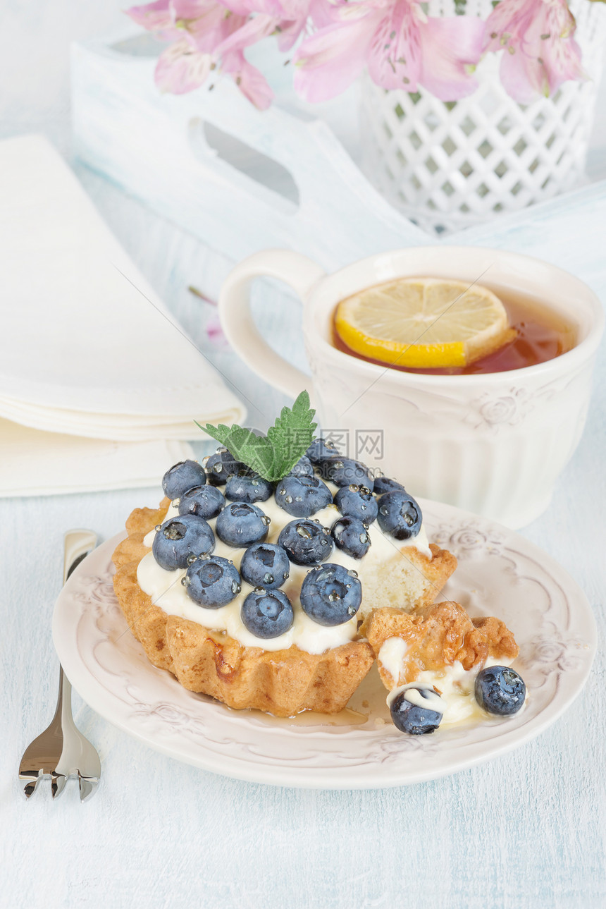 带芝士蛋糕新鲜果子和柠檬茶的大陆早餐图片