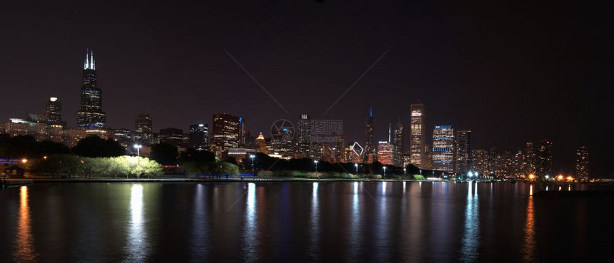 芝加哥夜空横跨密歇根湖图片
