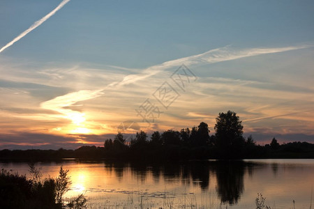 湖面的日落图片