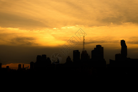 城市黑影和日落时大云天的现代建筑业务图片