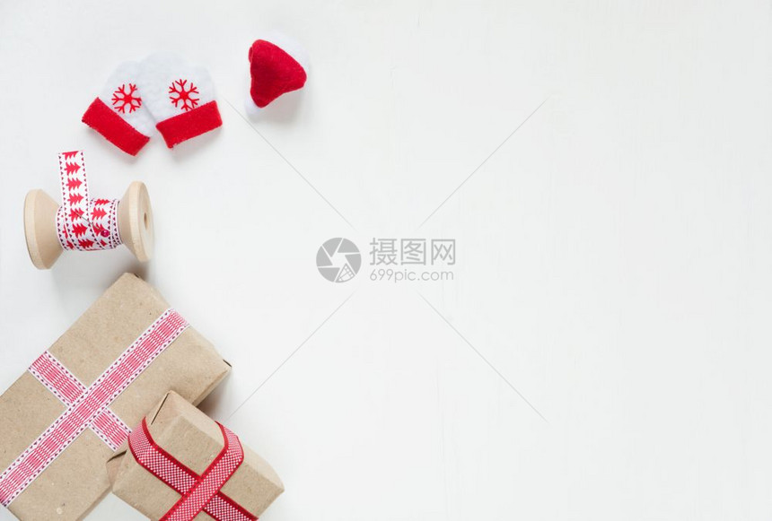 红色圣诞节框架包括带有丝圣旦和手套和的白色背景有文字空间贺卡网站社交媒体杂志博客艺术家等的固定版面组成图片