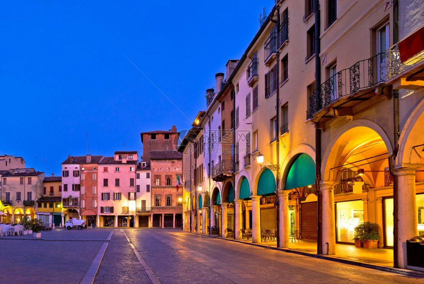 曼托瓦市Piazdelrb夜视欧洲文化资本和单一世界遗址意大利兰巴迪地区图片