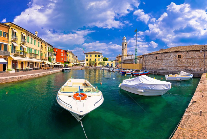 拉齐兹五颜六色的港口和船只全景拉戈迪加尔达意大利威尼斯托地区图片