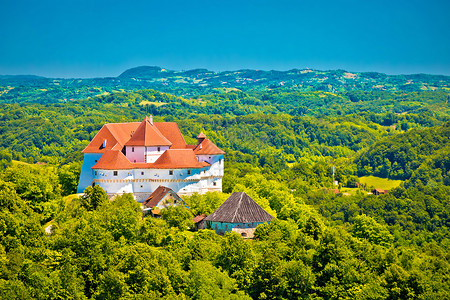 扎戈热地区绿山和天字塔城堡风景北部croati图片
