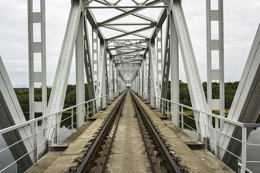 跨河铁路桥和图片