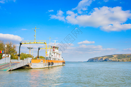 罗马尼亚州Danube河上的旧工业船图片