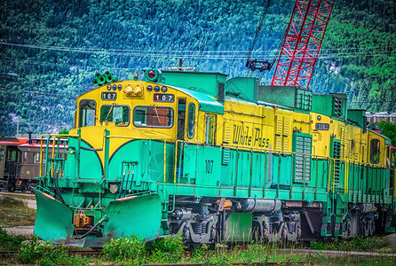 喀格威阿拉斯加尤萨2017年6月日阿拉斯坎加拿大白色过路火车通英属哥伦巴山加拿大岩石脉吸引背景图片