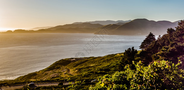 加州日落时分面包师海滩和金门湾背景图片