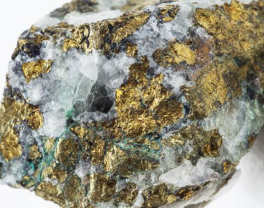 石英中含有铬收集自然岩的大型图片