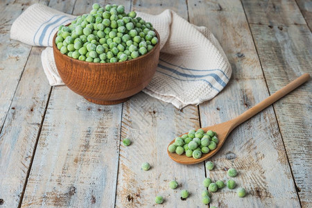新鲜冷冻豌豆蔬菜食物背景健康的素食天然餐图片