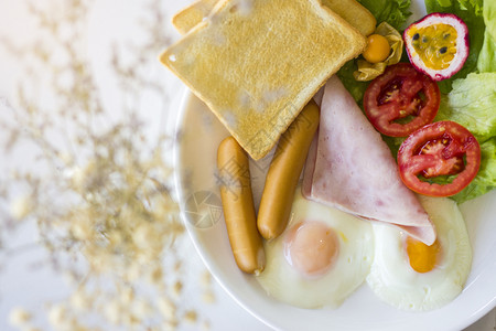 自制早餐鸡蛋火腿吐司图片