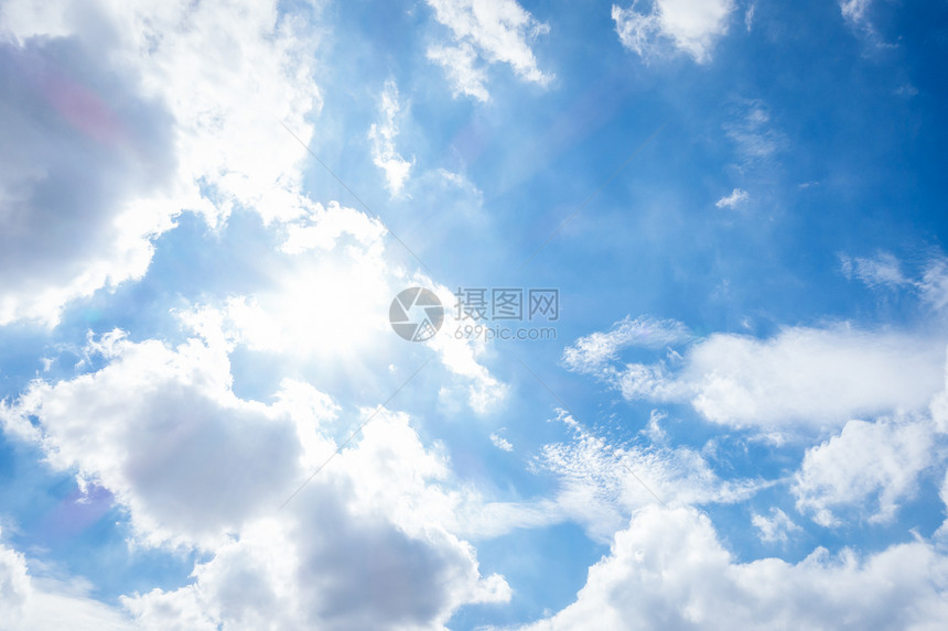 蓝云和有照明弹背景的太阳图片