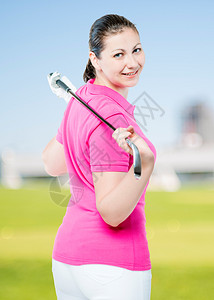 在高尔夫球场背景上摆着高尔夫球场的黑发高尔夫俱乐部球场图片