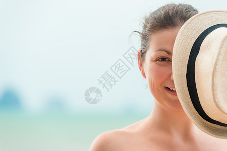 女人用帽子遮住半张脸图片