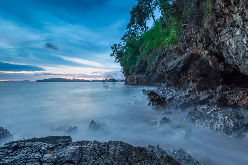 日落时美丽的泰国岩石海岸海景图片