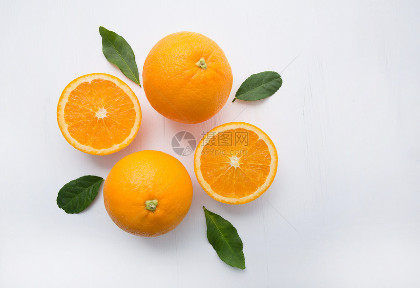木白色背景的新鲜橙柑橘水果顶部视图图片