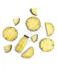 新鲜菠萝饮料和有叶子的菠萝切片图片