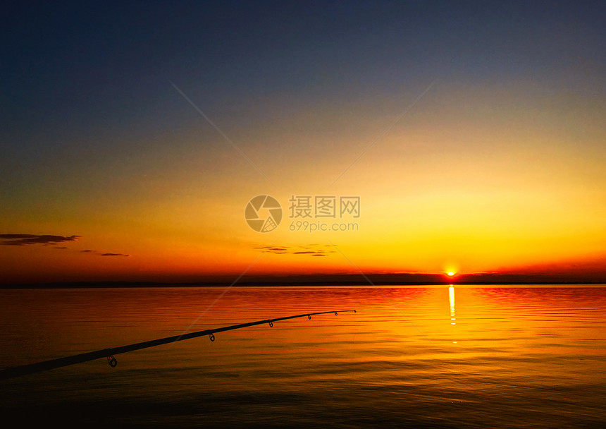 日落时捕渔棒日落时捕鱼闲暇间图片
