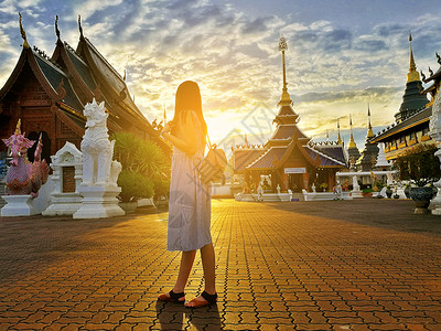 年青的轻观光女探寻在泰王国吉昂迈省禁止佛教寺庙的瓦特图片