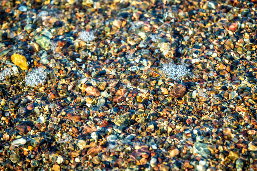 黄海沙滩上的石块图片
