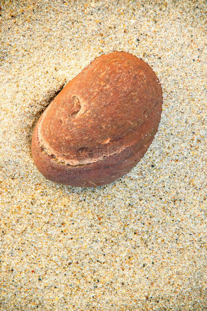 沙滩上的石图片