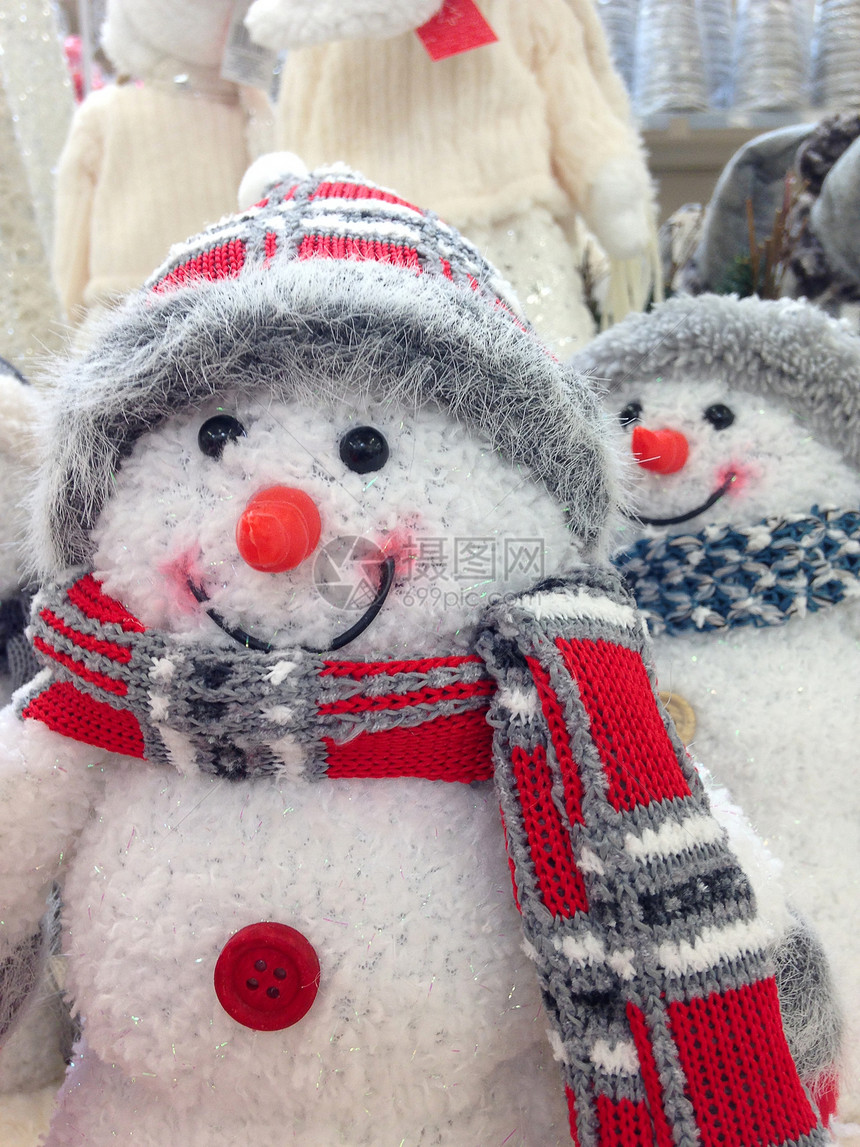 冬天风景中两个滑稽的雪人圣诞节装饰图片
