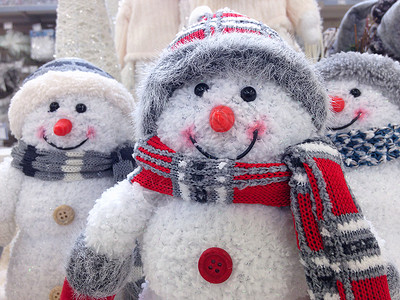冬天风景中三个滑稽的雪人圣诞节装饰图片